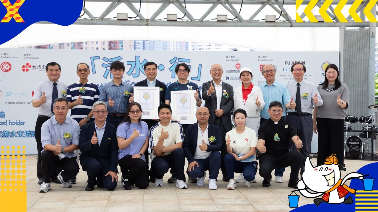 參加者擔水桶同行
